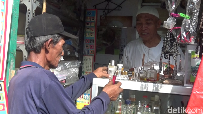Penjual minyak wangi di Lumajang naik haji