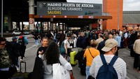 Penumpang menunggu untuk diberi akses ke kereta mereka setelah kabel yang dicuri dari jalur kereta berkecepatan tinggi antara Madrid dan Andalusia menyebabkan penundaan di stasiun Atocha di Madrid, Spanyol, Senin (5/5/2025).