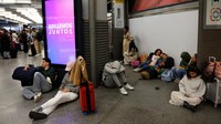 Pencuri tembaga menghentikan sebagian jaringan kereta cepat Spanyol pada Minggu (4/5) malam, menyebabkan beberapa orang terjebak di dalam kereta semalaman dan ribuan orang terlantar di stasiun. 