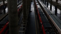 Ribuan orang dibiarkan menunggu di stasiun Atocha, Madrid. Hal ini terjadi setelah ratusan penumpang terjebak di dalam kereta minggu lalu selama pemadaman listrik nasional. Sembilan kereta api terlantar di antara stasiun, dan banyak penumpang terpaksa bermalam di dalamnya, menurut wawancara di lembaga penyiaran pemerintah TVE. 