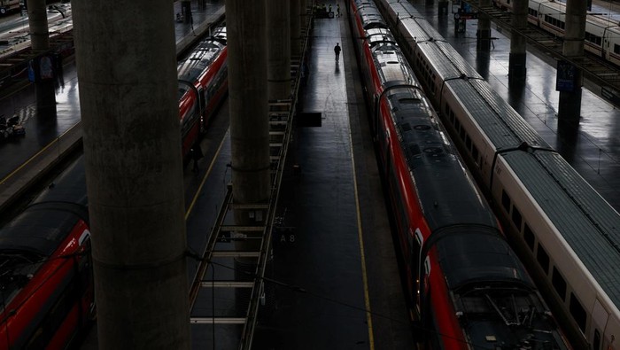 Penumpang Kereta Cepat di Spanyol Terlantar gegara Pencurian Kabel Passengers wait to be given access to their trains after cable stolen from a high-speed train line between Madrid and Andalusia caused delays at Atocha station in Madrid, Spain, May 5, 2025. REUTERS/Susana Vera