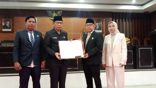 Pemkab Lombok Timur menyerahkan dokumen rancangan RPJMD Lombok Timur Tahun 2025-2029 ke DPRD Lombok Timur, di kantor DPRD Minggu (5/05/2025).