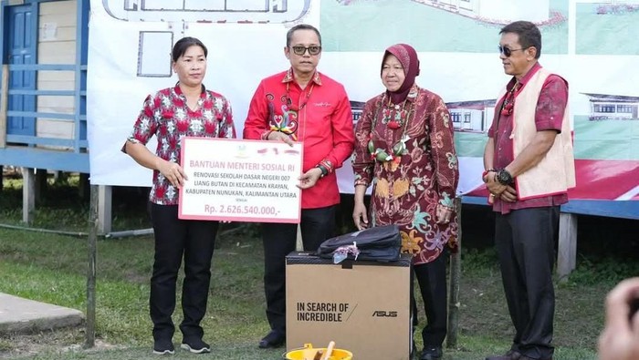 Penyerahan simbolis bantuan renovasi SDN 07 Liang Butan Krayan, Nunukan, Kalimantan Utara.