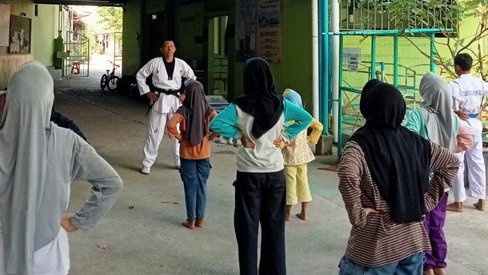 Perwira Satuan Samapta Polres Kudus, Ipda Nasikun, saat melatih santri Ponpes Roudlatul Jannah, Desa Gebog, Kecamatan Gebog, Kabupaten Kudus.