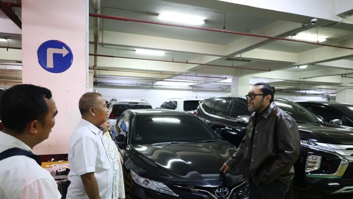 Pimpinan DPRD Jabar kembalikan kendaraan dinas.