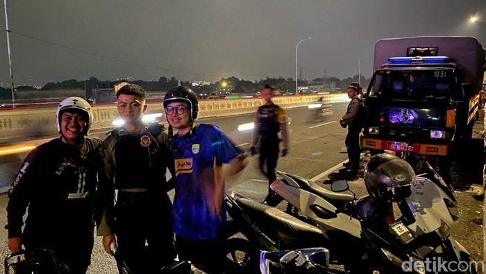 Polisi bersiaga di flyover Pasopati Bandung.