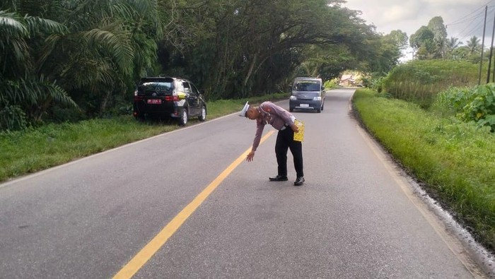 Polisi melakuka  olah TKP laka lantas tabrak lari menewaskan 2 orang di Luwu Timur.