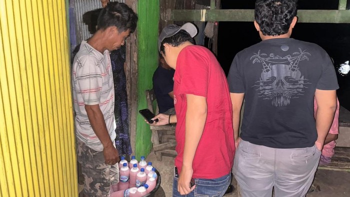 Polisi mengamankan 50 liter miras jenis ballo di Maros.