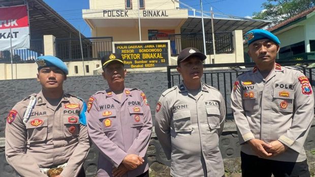 Anggota Polsek Binakal (2 dari kanan) yang halangi wartawan saat proses evakuasi jenazah pendaki Gunung Saeng Bondowoso