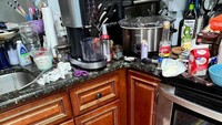 Salah satu momen potluck yang sering terjadi adalah kondisi dapur yang berantakan. Kondisi dapur seperti ini yang kerap menjengkelkan. Foto: boredpanda