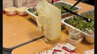 Foto satu ini menunjukkan potluck dengan sajian salad. Momen menjengkelkan terlihat ketika saus salad itu diletakkan pada botol pispot. Foto: boredpanda