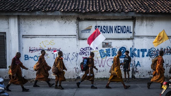 Potret 36 Biksu Thudong Tiba di Kendal
