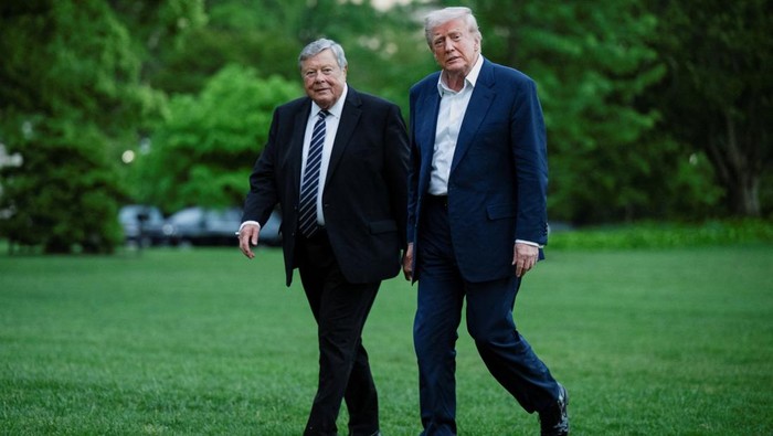 U.S. President Donald Trump speaks to press as he arrives on the South Lawn of the White House in Washington, D.C., U.S., May 4, 2025. REUTERS/Annabelle Gordon