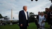 Trump kembali menarik perhatian publik saat turun dari helikopter dan menyapa awak media di halaman Gedung Putih.