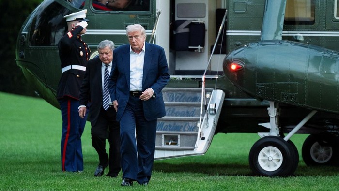 Potret Presiden Trump Sambangi Gedung Putih Bareng Ayah Mertua U.S. President Donald Trump arrives with his father-in-law Viktor Knavs on the South Lawn of the White House in Washington, D.C., U.S., May 4, 2025. REUTERS/Annabelle Gordon