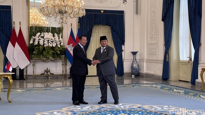 Prabowo menerima kunjungan kehormatan Presiden Senat Kerajaan Kamboja, Samdech Akka Moha Sena Padei Techo Hun Sen di Istana Merdeka, Jakarta (Eva Savitri/detikcom)