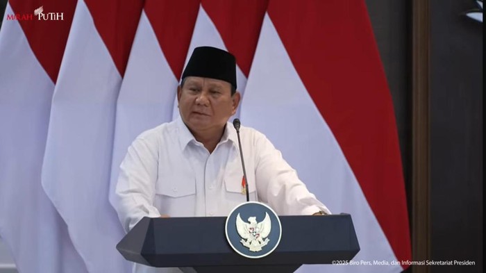 Presiden Prabowo Subianto mengevaluasi 6 bulan pertama pemerintahan berjalan. Dia meminta kabinet saling mengoreksi atas hal-hal yang selama ini dikerjakan. (Dok. YouTube Setpres)
