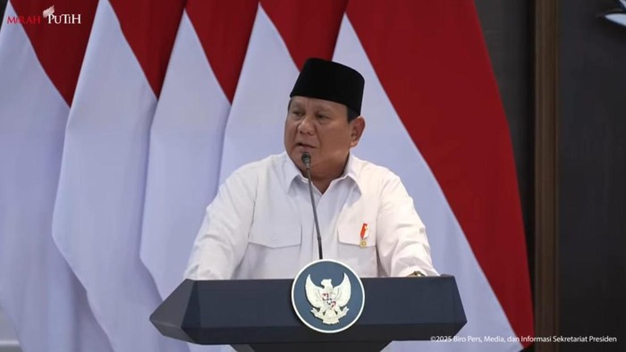 Presiden Prabowo Subianto mengevaluasi 6 bulan pertama pemerintahan berjalan. Dia meminta kabinet saling mengoreksi atas hal-hal yang selama ini dikerjakan. (Dok. YouTube Setpres)