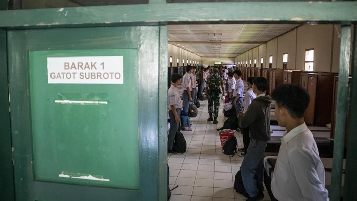 Gubernur Jawa Barat Dedi Mulyadi berbincang dengan sejumlah siswa saat meninjau program pendidikan karakter dan kedisiplinan di Dodik Bela Negara Rindam III Siliwangi, Lembang, Kabupaten Bandung Barat, Jawa Barat, Senin (5/5/2025). Ratusan siswa SMA/SMK dari berbagai kota dan kabupaten di Jawa Barat yang memiliki perilaku khusus seperti terlibat tawuran, terafiliasi geng motor, kecanduan permainan daring (game online), mabuk dan perilaku tidak terpuji lainnya menjalani program pendidikan karakter dan kedisiplinan selama 14 hari. ANTARA FOTO/Abdan Syakura/bar