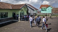 Sejumlah siswa berjalan memasuki barak militer saat program pendidikan karakter dan kedisiplinan di Dodik Bela Negara Rindam III Siliwangi, Lembang, Kabupaten Bandung Barat, Jawa Barat, Senin (5/5/2025).