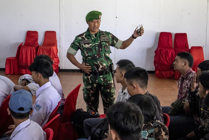 Anggota TNI merazia barang bawaan siswa sebelum memasuki barak militer saat program pendidikan karakter dan kedisiplinan di Dodik Bela Negara Rindam III Siliwangi, Lembang, Kabupaten Bandung Barat, Jawa Barat, Senin (5/5/2025). Ratusan siswa SMA/SMK dari berbagai kota dan kabupaten di Jawa Barat yang memiliki perilaku khusus seperti terlibat tawuran, terafiliasi geng motor, kecanduan permainan daring (game online), mabuk dan perilaku tidak terpuji lainnya menjalani program pendidikan karakter dan kedisiplinan selama 14 hari. ANTARA FOTO/Abdan Syakura/bar