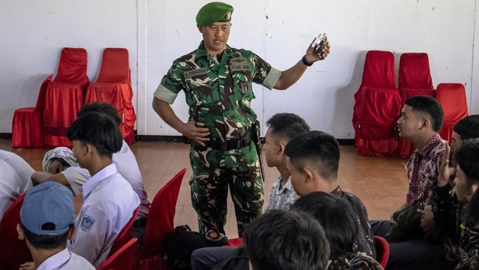 Anggota TNI merazia barang bawaan siswa sebelum memasuki barak militer saat program pendidikan karakter dan kedisiplinan di Dodik Bela Negara Rindam III Siliwangi, Lembang, Kabupaten Bandung Barat, Jawa Barat, Senin (5/5/2025). Ratusan siswa SMA/SMK dari berbagai kota dan kabupaten di Jawa Barat yang memiliki perilaku khusus seperti terlibat tawuran, terafiliasi geng motor, kecanduan permainan daring (game online), mabuk dan perilaku tidak terpuji lainnya menjalani program pendidikan karakter dan kedisiplinan selama 14 hari. ANTARA FOTO/Abdan Syakura/bar