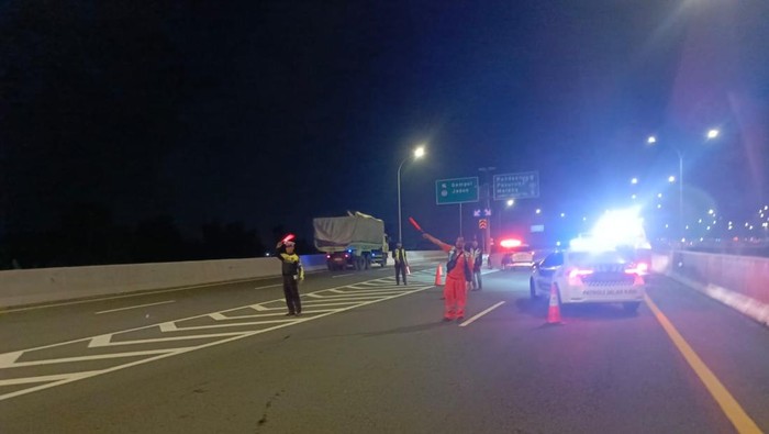 Proses sterilisasi Tol Gempol-Pandaan saat truk diduga muat amunisi terbakar disertai ledakan.