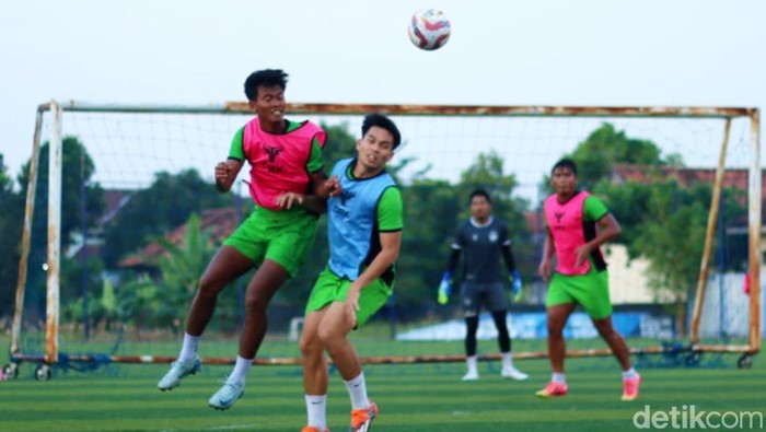 Para pemain PSIS melakukan persiapan menghadapi PSS di lapangan Wisesa, Mranggen, Senin (5/5/2025).