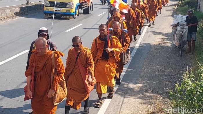 Puluhan biksu thudong melintas di Jalan Pantura, Kendal, Senin (5/5/2025).