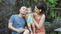 Anissa Aziza dan Raditya Dika saat punya anak pertama, Alea. (Foto: dok Instagram)