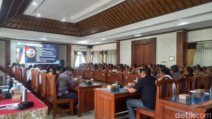 Rapat di Gedung DPRD Buleleng membahas soal masalah siswa SMP yang tidak bisa membaca, Senin (5/5/2025). (Made Wijaya Kusuma)