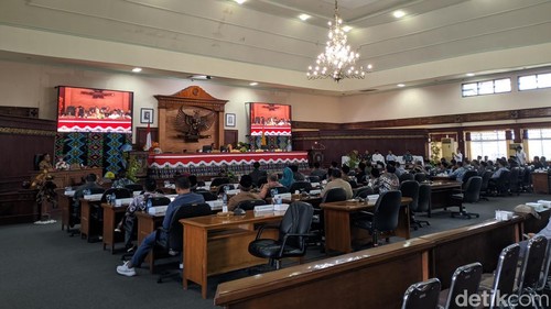 Rapat paripurna pengambilan keputusan usulan hak interpelasi DAK di gedung rapat DPRD NTB, Senin (5/5/2025). (Foto: Ahmad Viqi/detikBali)