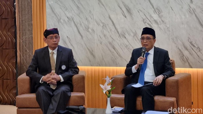 Rektor terpilih Unair periode 2025-2030 Prof Muhammad Madyan (kiri) bersama Prof Nasih