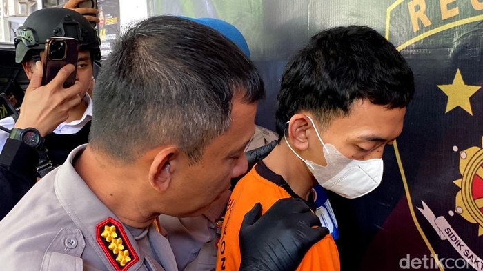 Reyhan (kanan), begal di Kota Bandung yang ditangkap polisi.
