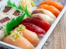 Ternyata Ini Fungsi Potongan Rumput Plastik di Sushi Kemasan