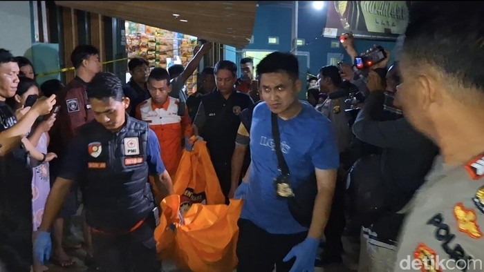 Saat petugas kepolisian dan PMI mengevakuasi jenazah korban ke Rumah Sakit Bhayangkara Palembang