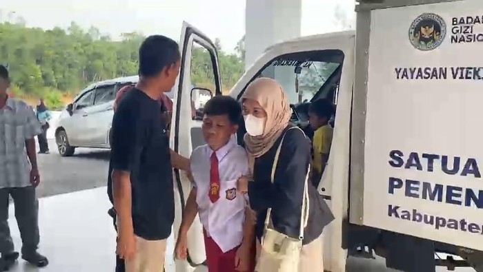 Salah satu siswa terlihat lemas di saat dikirim ke IGD RSUD Talang Ubi PALI Salah satu siswa terlihat lemas di saat dikirim ke IGD RSUD Talang Ubi PALI