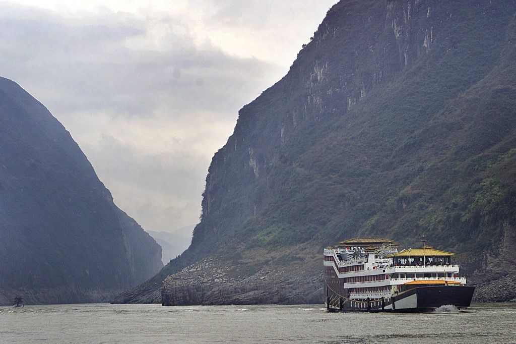 Sebuah perahu sungai berlayar di sepanjang Sungai Yangtze melalui Ngarai Wu, membentang sepanjang sekitar 40 km dengan tebing di kedua sisinya menjulang lebih dari 900 meter, 28 Februari 2002. (Photo by FREDERIC BROWN / AFP/File Foto)