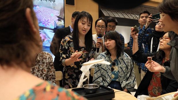 Sejumlah pengunjung World Expo 2025 Osaka, Jepang mencoba membuat batik Liem Ping Wie. (Dok. Kementerian PPN/Bappenas)