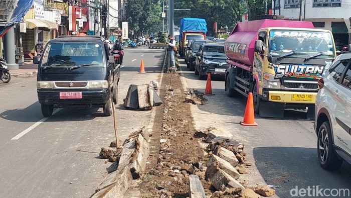 Separator Jalan Amir Machmud Cimahi Dibongkar