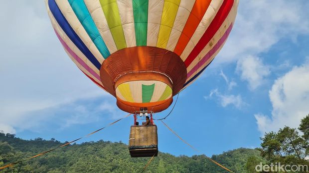 Sejumlah wisatawan mencoba menaiki wahana balon udara di Melrimba Garden, Puncak Bogor, Jawa Barat, Senin (5/5/2025).