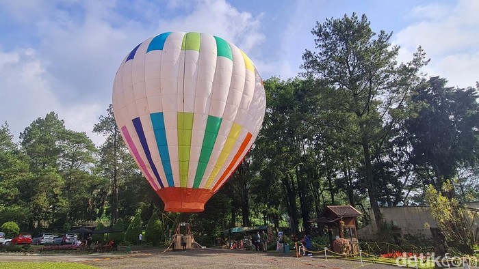 Sejumlah wisatawan mencoba menaiki wahana balon udara di Melrimba Garden, Puncak Bogor, Jawa Barat, Senin (5/5/2025).