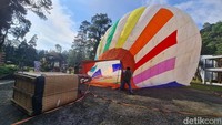 Operator menyiapkan wahana balon udara untuk terbang di Melrimba Garden, Puncak Bogor, Jawa Barat, Senin (5/5/2025).
