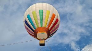 Serunya Naik Wahana Balon Udara di Puncak Bogor