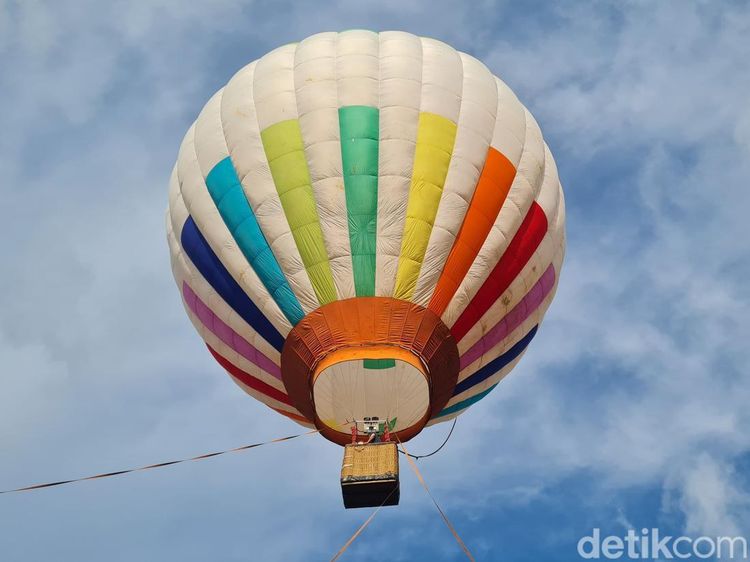 Serunya Naik Wahana Balon Udara di Puncak Bogor