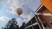Balon udara ini akan diterbangkan pada pagi pukul 6.00 WIB hingga 9.00 WIB dan pukul 15.00 WIB hingga 20.00 WIB tergantung cuaca dan arah angin.