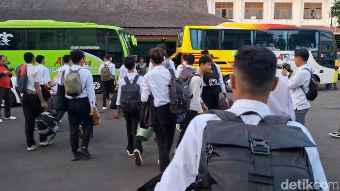 Siswa Purwakarta dibina dengan dikirim ke barak militer.