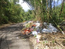 Sampah Meluber di Jalan Desa Sekaan gegara Petugas Kebersihan Mundur Massal