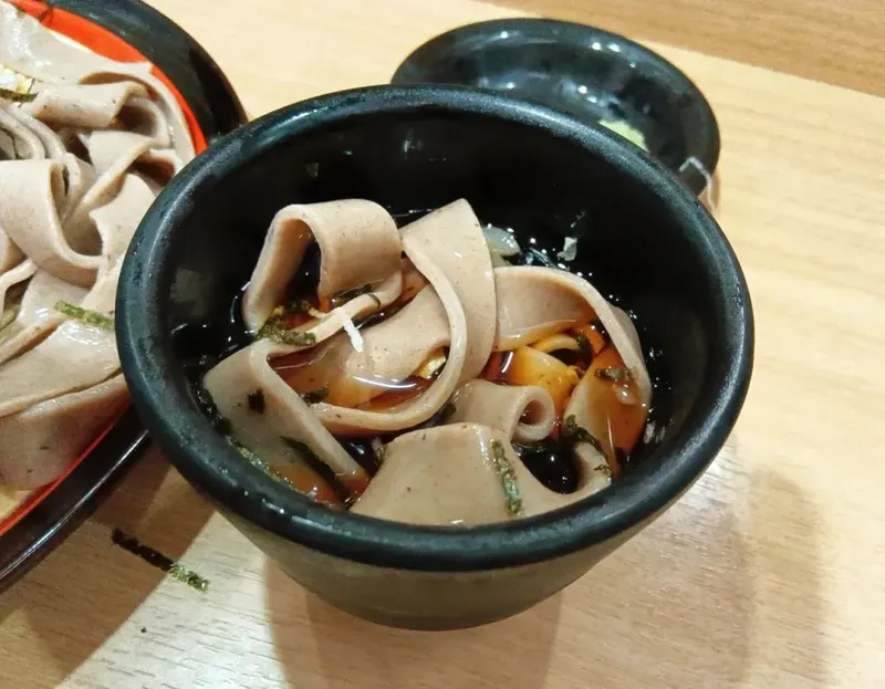 soba unik karena sajiannya yang lebar dan tebal