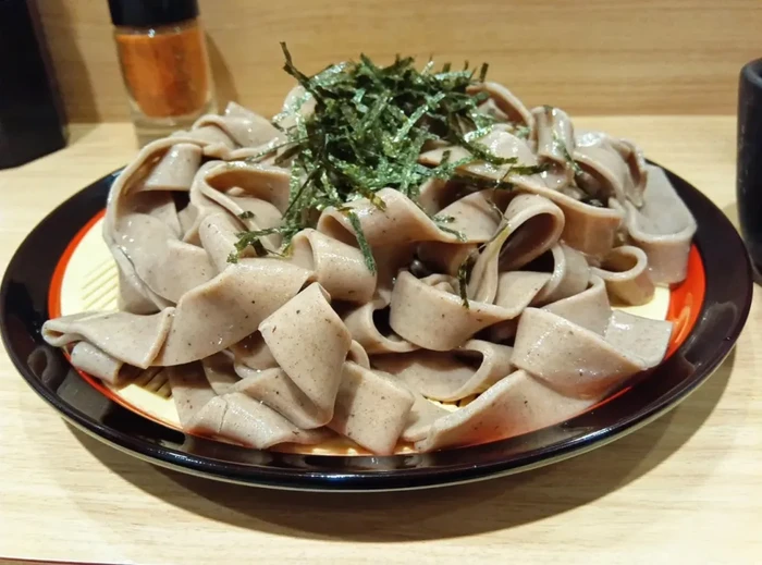 soba unik karena sajiannya yang lebar dan tebal